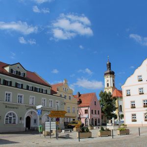 Marktplatz mit Rathaus, Kirche "Mariä Himmelfahrt" und links  Hotel- Brauerei- Gasthof Amberger