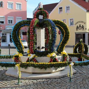 Osterdekoration Brunnen auf dem Marktplatz in Kösching