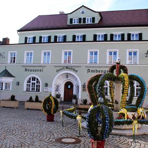 Osterdekoration vor dem Hotel-Gasthof-Brauerei Amberger