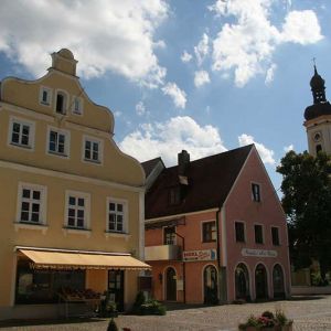 Marktplatz in Kösching Geschäfte und Kirche